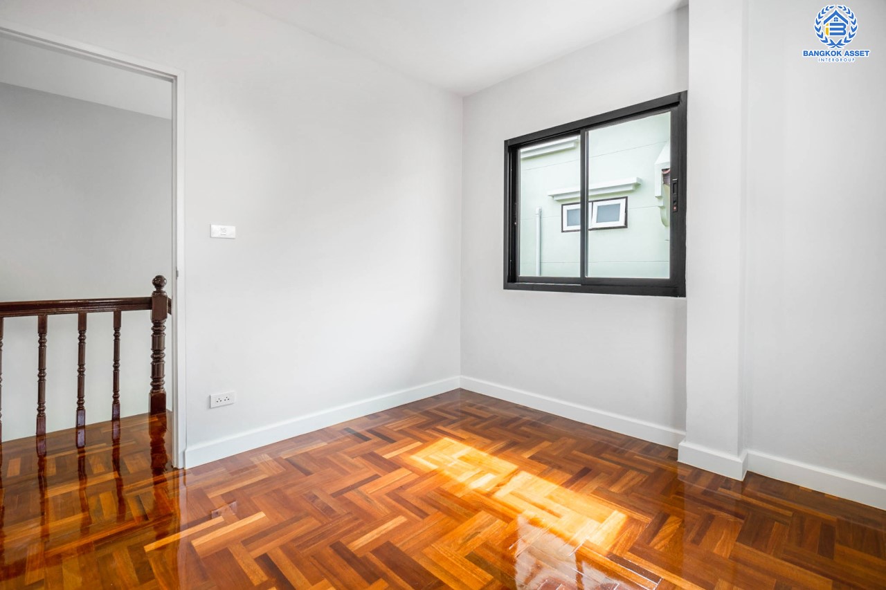 บ้านมือสองตกแต่งใหม่ ม.ลานทอง ติวานนท์-ปากเกร็ด เนื้อที่ 54 ตร.ว. ฟังก์ชัน 3 ห้องนอน 2 ห้องน้ำ บนทำเลทองเดินทางสะดวกติด ถ.ติวานนท์ ใกล้ห้าแยกปากเกร็ด เมืองทองธานี ทางด่วน, เซ็นทรัลแจ้งวัฒนะ และรถไฟฟ้าสายสีชมพู (สายอนาคต) "สถานีปากเกร็ด"